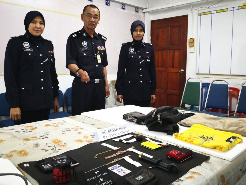 Nor Azmi menunjukkan barang dirampas pada sidang media di IPD Sabak Bernam, di sini.