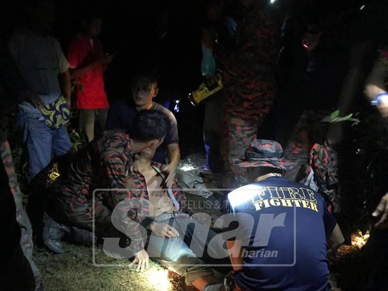 Anggota bomba dan APM memberi bantuan kecemasan kepada mangsa sebelum dibawa rawatan lanjut. -Foto Ihsan APM