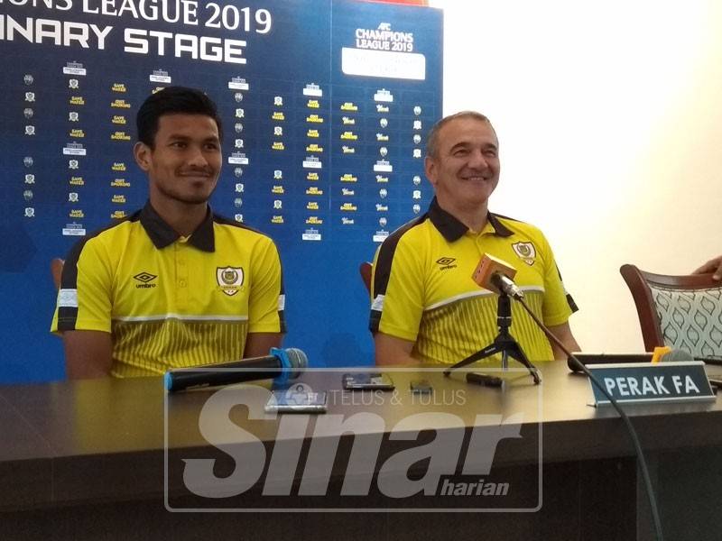 Mehmed (kanan) bersama Shahrul Saad pada sidang media di Stadium Perak, di sini.