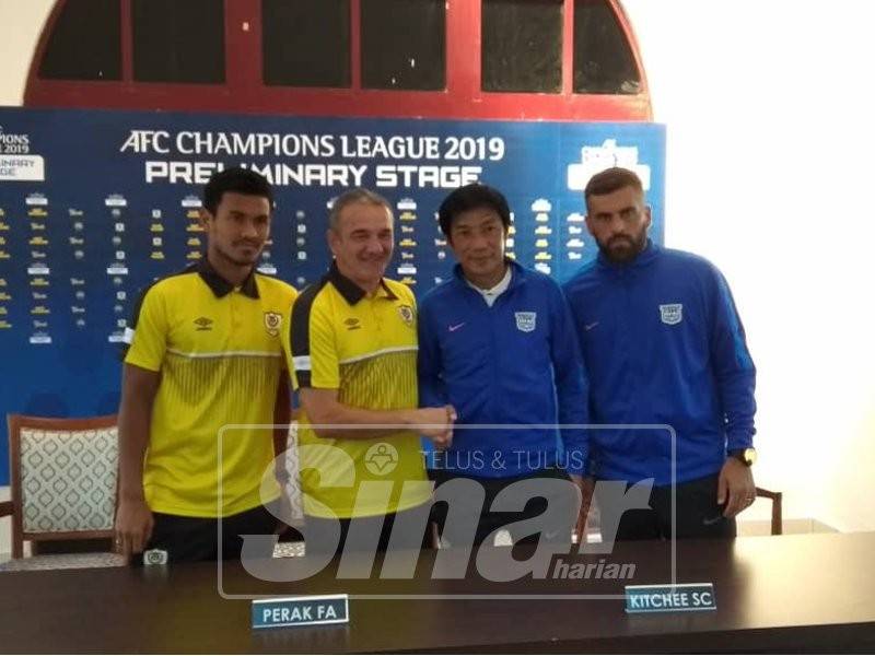 Alex (dua, kanan) bersalaman dengan Ketua Jurulatih Perak, Mehmed Durakovic sambil diiringi Lucas da Silva (kanan) dan Kapten Perak, Shahrul Saad.