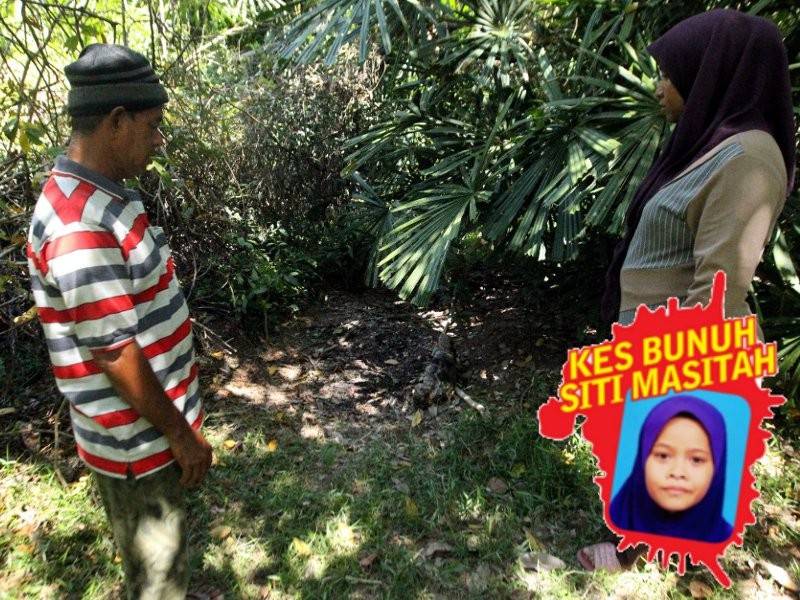 Norasiah Abdul Manan bersama ayahnya sedih dan sayu setelah melihat tempat Siti Masitah yang ditemui mati kira-kira tiga kilometer dari rumahnya di Tanjung Medang Kemahang di sini, hari ini.