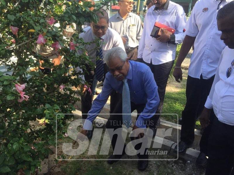 Sivanesan (tengah) menunjukkan bangkai tikus yang mati di belakang sekolah sambil diperhati Adun Pasir Bedamar, Terence Naidu.