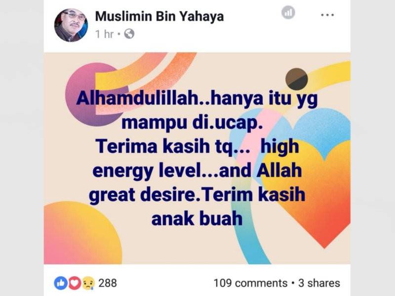 Muslimin memuat naik status beliau, sebentar tadi.