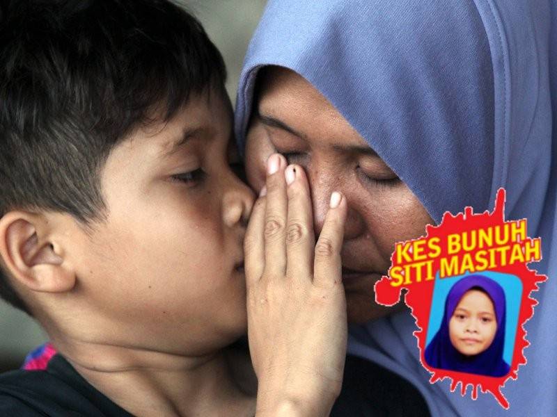 Adik Siti Masitah, Mohd Khairi Tarmizi menyeka air mata Solihah ketika ditemui media di rumahnya di Kampung Kemahang, hari ini.