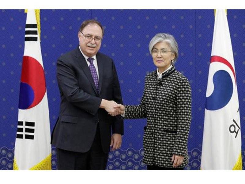 Kyung-wha (kanan) dan penasihat kanan Jabatan Negara AS, Timothy Betts bersalaman ketika bertemu di Seoul, kelmarin.