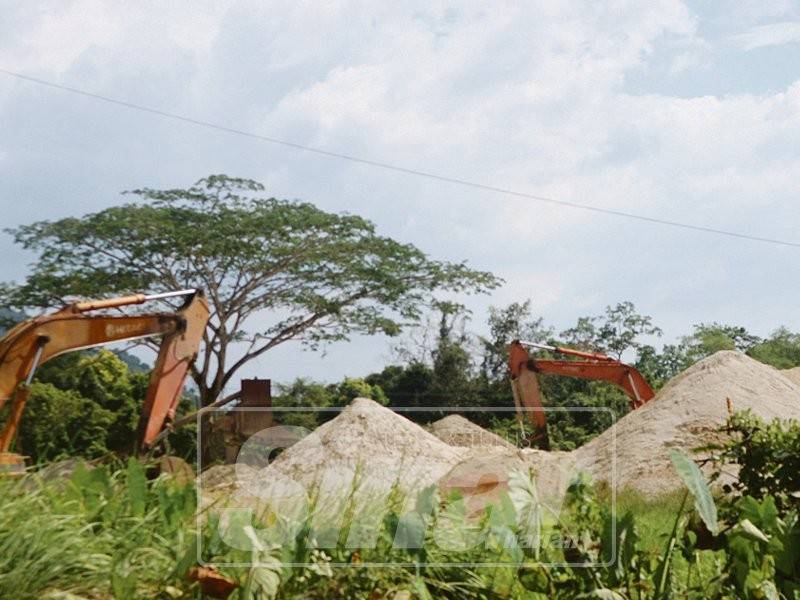 Kegiatan korek pasir yang beroperasi sejak dua tahun lalu mengundang kerisauan penduduk Kampung Wang Tepus.