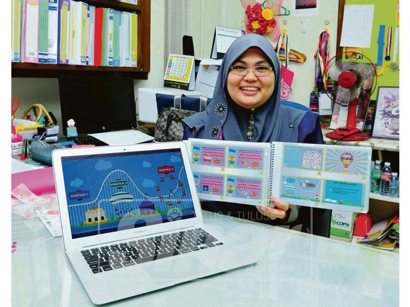 Dr Nurulwahida menunjukkan manual penggunaan Cerdik BM yang berjaya merangkul pingat emas dan anugerah khas pada IPTEX2019.