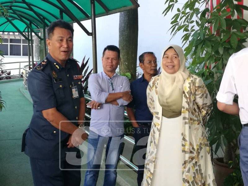 Zuraida ketika di perkarangan mahkamah hari ini.