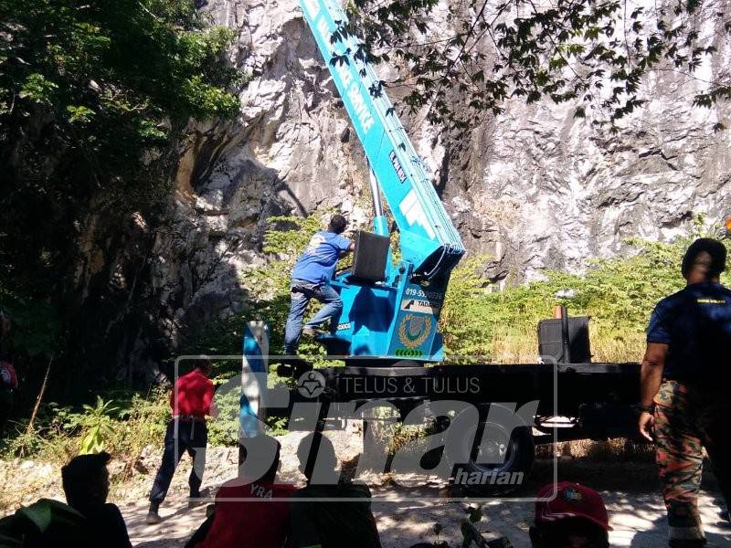 Usaha memadam kebakaran sedang giat dilakukan.