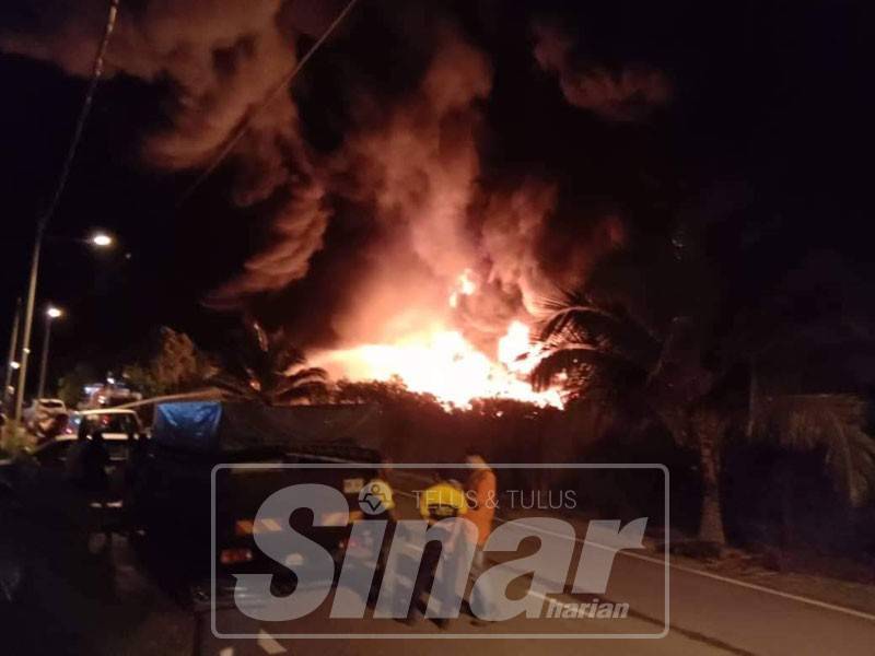 Kerja-kerja pemadaman sedang dilakukan anggota bomba.
