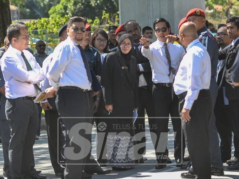 Koroner Rofiah Mohammad mendengar penjelasan tempat kejadian daripada Pegawai Pengendali Inkues, Zhafran Rahim Hamzah di tempat berdekatan Kuil Sri Maha Mariamman USJ hari ini. Foto: SHARIFUDIN ABDUL RAHIM