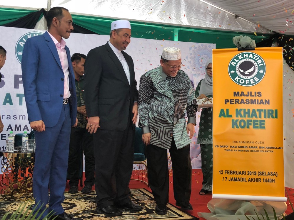 Mohd Amar (kanan) merasmikan pembukaan Al-Khatiri Kofee, di Kubang Kerian, hari ini.