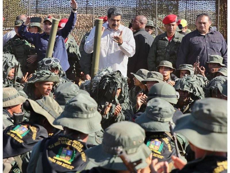 Presiden Nicolas Maduro (tengah) menghadiri latihan ketenteraan di Fort Guaicaipuro, Venezuela kelmarin. - Foto AFP