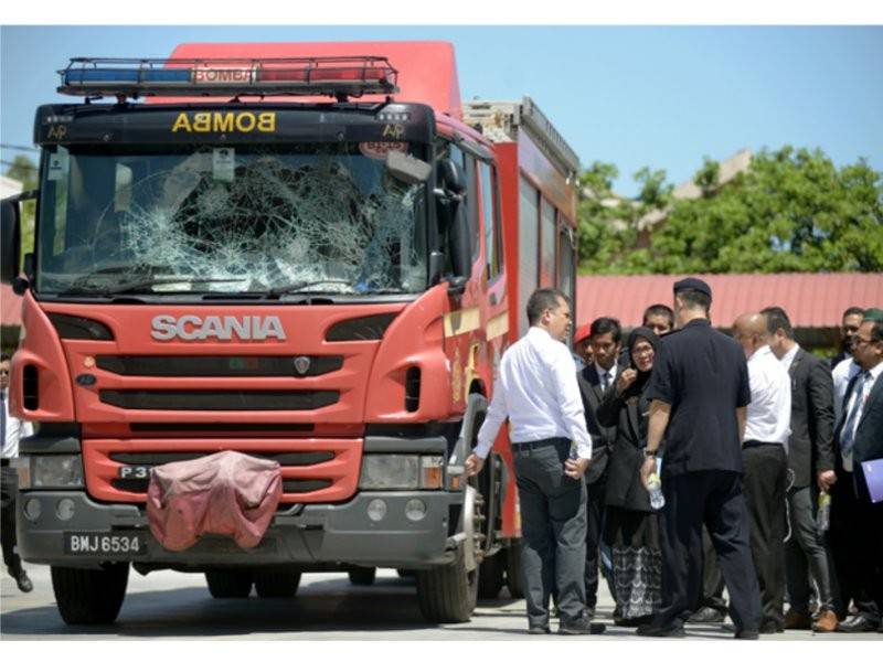 Koroner Rofiah Mohamad (tiga, kiri) bersama peguam yang mewakili keluarga Allahyarham Muhammad Adib Mohd Kassim ketika hadir melihat jentera Fire Rescue Tender (FRT) yang terbabit dalam kejadian rusuhan pada 27 Nov lalu. - Foto Bernama