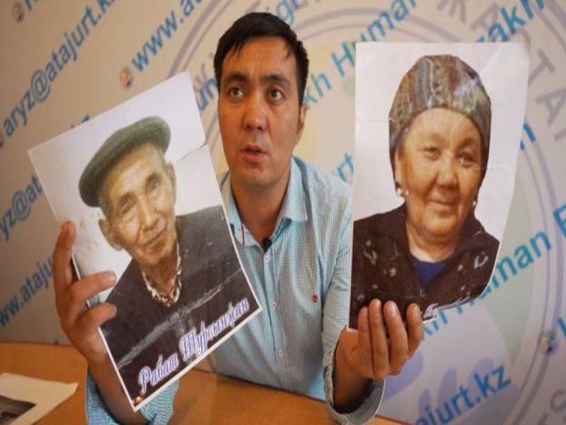 Nurbulat memegang gambar ibu bapanya yang tidak dapat melawat Kazakhstan kerana pasport mereka dirampas pihak berkuasa China. 