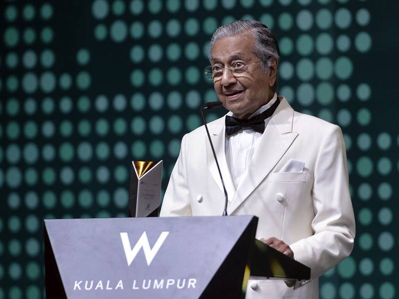 Perdana Menteri Tun Dr Mahathir Mohamad berucap selepas menerima Anugerah Pencapaian Seumur Hidup yang disampaikan oleh Pengerusi SIC Tan Sri Azman Yahya pada Majlis Anugerah PETRONAS SIC Persatuan Permotoran Malaysia (MOM) semalam. - Foto Bernama