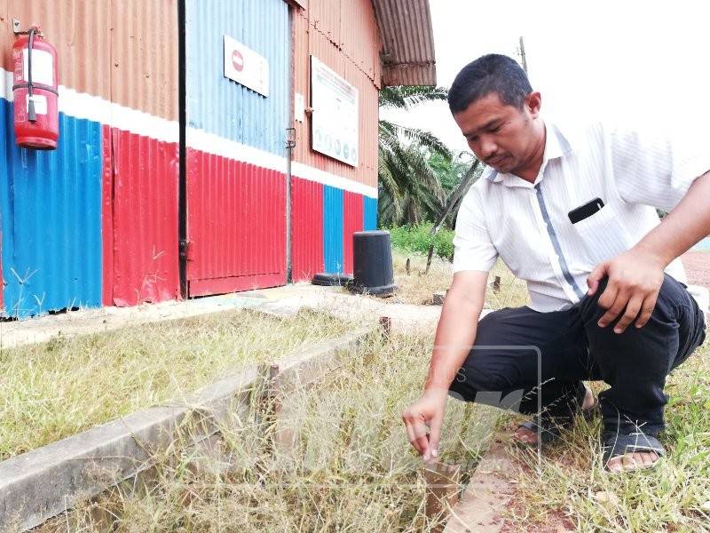 Mohd Azlan menujukkan bekas landasan kereta api yang masih kelihatan.