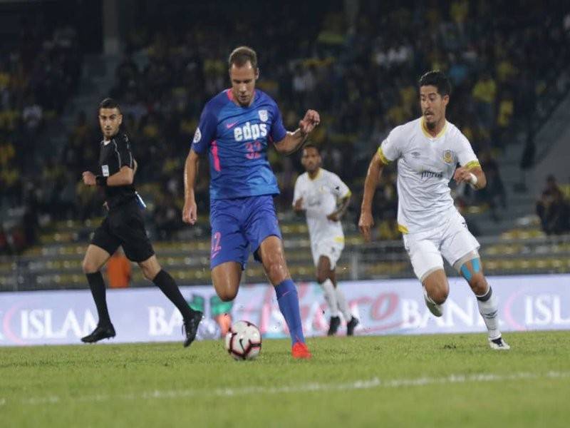 Pemain Perak, Brenda Gan cuba mengasak pemain Kitchee SC pada perlawanan semalam.
