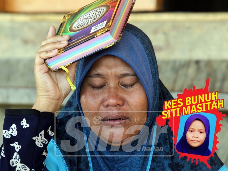 Solihah menjunjung al-Quran anaknya kerana sanggup bersumpah atas nama ALLAH bahawa dia tidak pernah menyimpan dendam dengan suspek