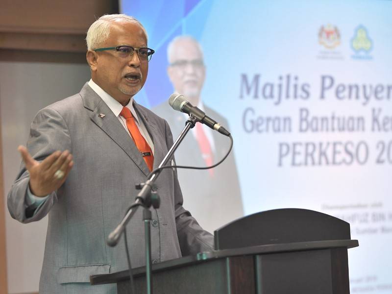 Timbalan Menteri Sumber Manusia Datuk Mahfuz Omar berucap pada Majlis Penyerahan Geran Bantuan Kewangan Pertubuhan Keselamatan Sosial (Perkeso) kepada Institusi dan Badan-badan Bukan Kerajaan (NGO) 2019 di Menara Perkeso hari ini. - Foto Bernama