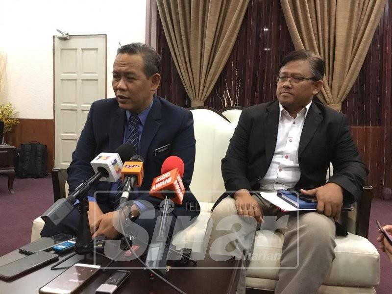 Aminuddin (kiri) pada sidang media hari ini.