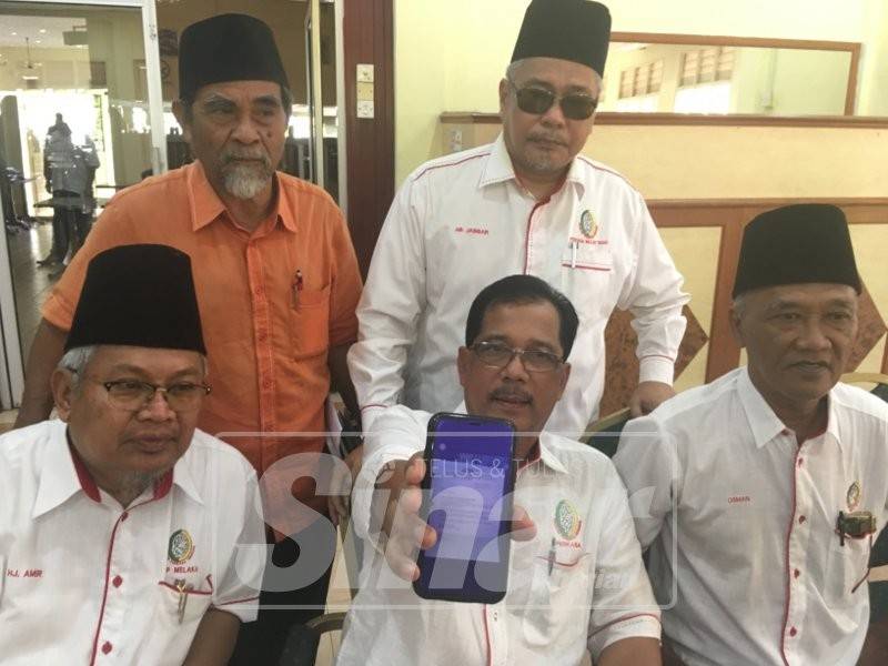 Yang Dipertua Perkasa Melaka, Ahmad Baharudin menunjukkan surat yang tular di laman sosial mengenai isu pemecatan pengerusi MPKK Gadek.