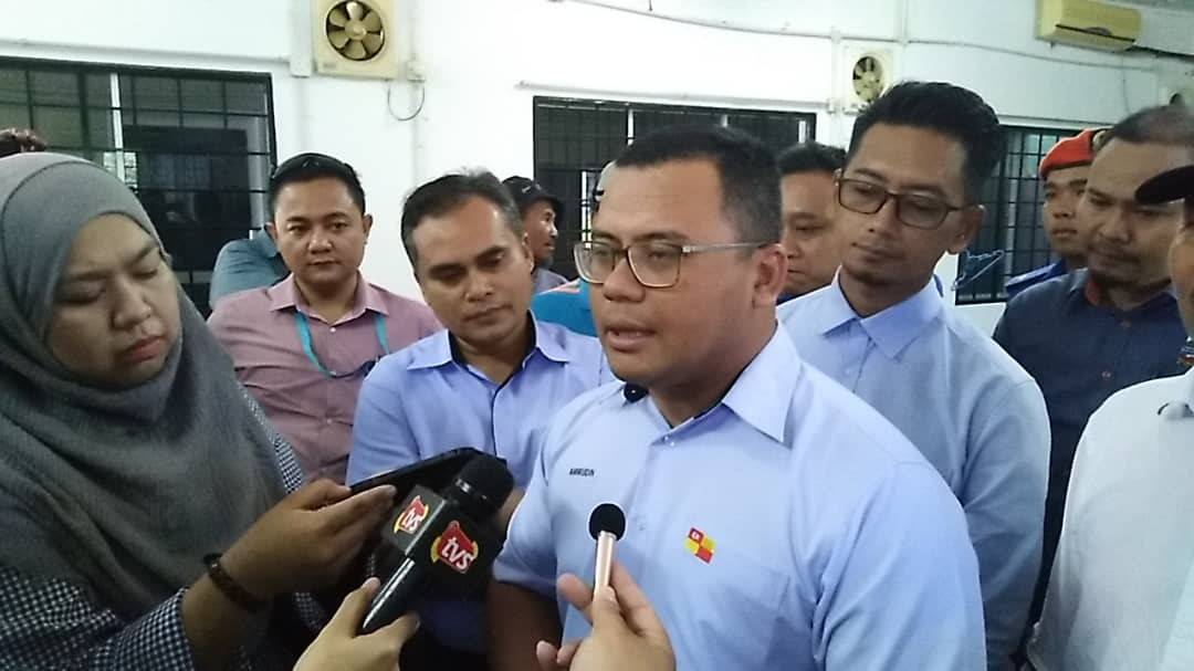 Amirudin ditemui pada sidang media selepas mengadakan lawatan di beberapa kediaman penduduk di sekitar Tanjong Karang, di sini.