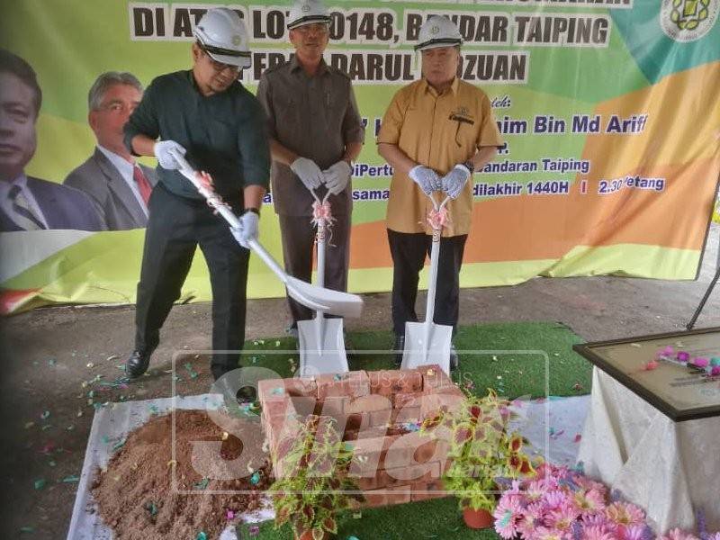 Abdul Rahman (kiri) bersama Abdul Rahim(kiri) menyempurnakan majlis pecah tanah projek perumahan mampu milik dilaksanakan PSB dengan kerjasama Maipk di Lot 20148, Bandar Taiping hari ini.