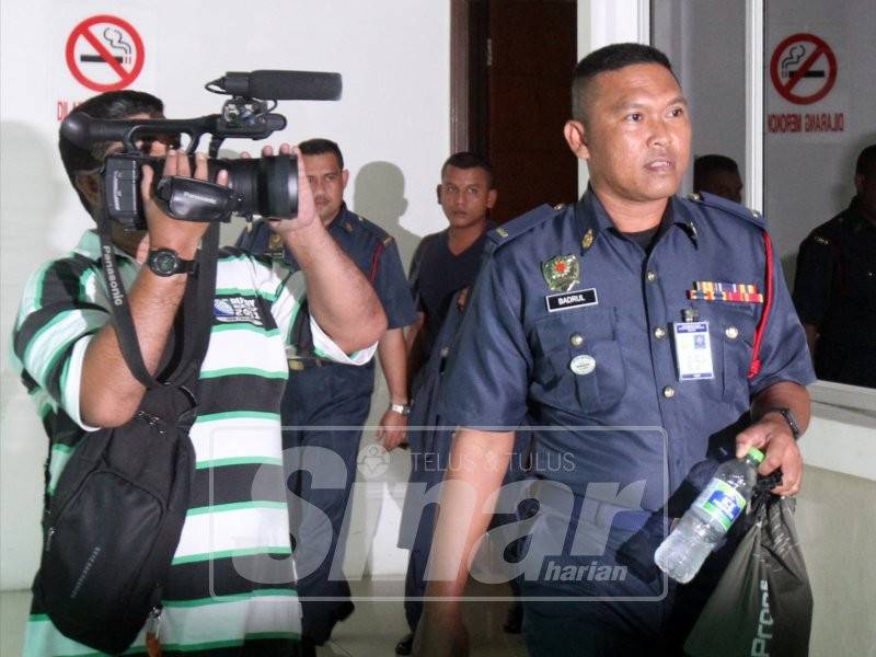 Badrul Hisham (kanan) hadir pada prosiding inkues di Mahkamah Koroner Kompleks Mahkamah Shah Alam, hari ke 3. - Foto: SINAR HARIAN/ASRIL ASWANDI