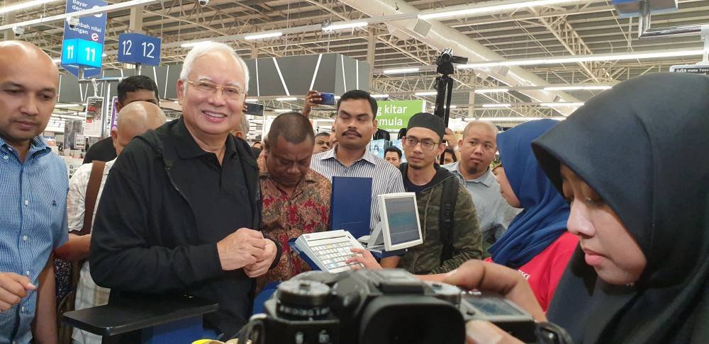 Najib sewaktu turun meninjau di sebuah pusat membeli-belah di Semenyih.