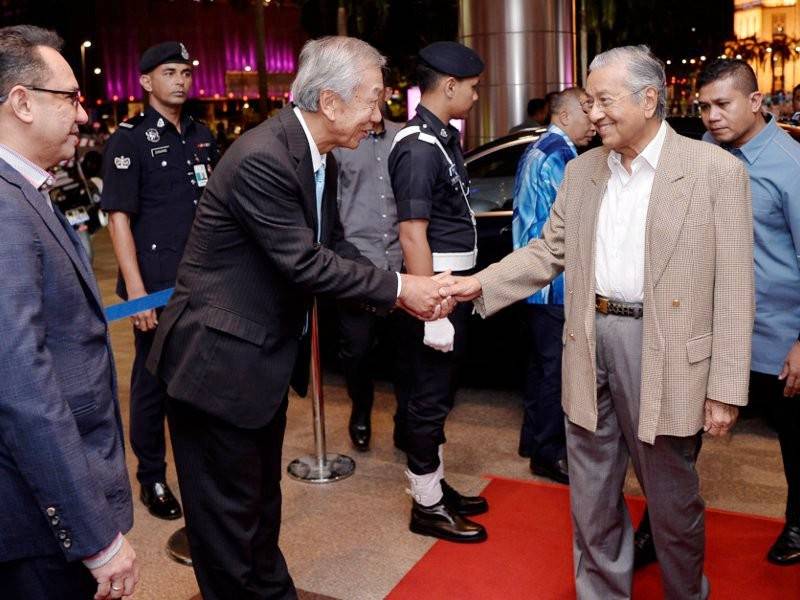 Perdana Menteri Tun Dr Mahathir Mohamad disambut oleh Duta Jepun di Malaysia Makio Miyagawa (dua, kiri) dan Ketua Pegawai Eksekutif Petronas Tan Sri Wan Zulkiflee Wan Ariffin (kiri) ketika tiba di perkarangan Menara Berkembar Petronas bagi menyaksikan persembahan pemain biola (violin) tersohor dari Jepun Akiko Suwanai bersama Orkestra Filharmonik Malaysia (MPO) di sini hari ini. - Foto: Bernama