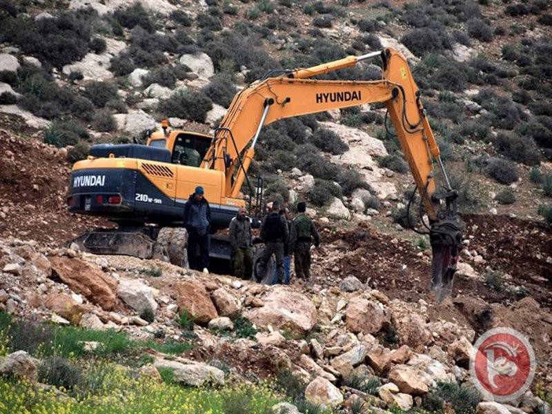 Jengkaut Israel menutup jalan menghubungkan Khillet al-Dabaa dan Masafer Yatta.