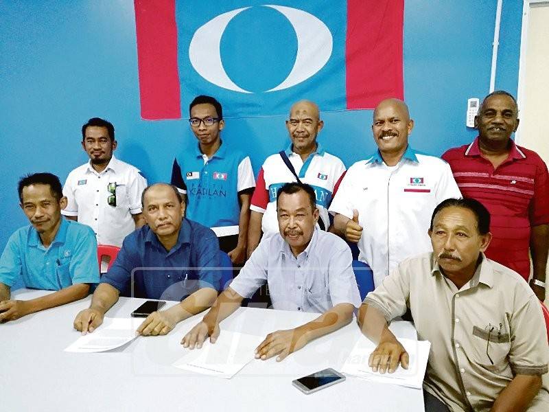 Hashimuddin (duduk dua, kanan) bersama Karip (duduk, dua kiri) ketika sidang media berlangsung, semalam.