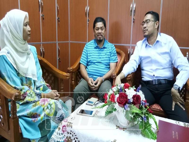 Mohd Fakhrulrazi (kiri) dan Kamis (tengah) berbincang dengan Pengetua SMK Meru, Saadah Kasiran.