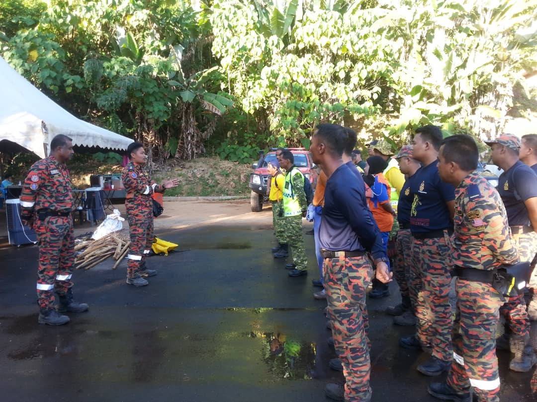 Jamil (dua kanan) memberikan taklimat kepada pasukan bomba