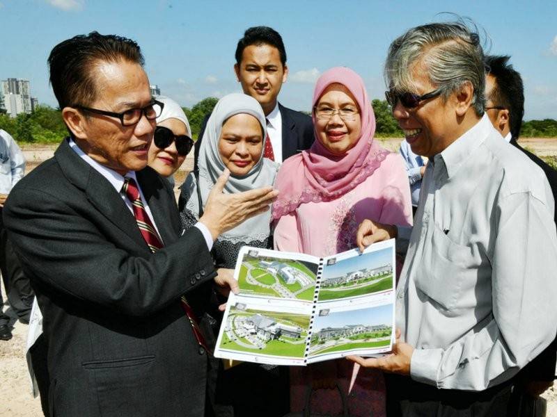 Menteri di Jabatan Perdana Menteri Datuk Liew Vui Keong (kiri) berbincang sesuatu dengan Ketua Pegawai Eksekutif Cahaya Jauhar Sdn Bhd Mohd Auzir Mohd Tahir (kanan) dan Ketua Pendaftar Mahkamah Persekutuan Datuk Seri Latifah Mohd Tahar (dua, kanan) ketika melawat tapak cadangan kompleks mahkamah yang baharu di Kota Iskandar hari ini. - Foto Bernama