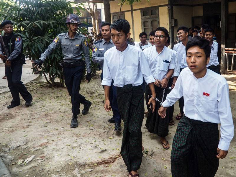 Tujuh penuntut terbabit diiringi pihak polis selepas perbicaraan di Mandalay, Myanmar , semalam. - Foto AFP