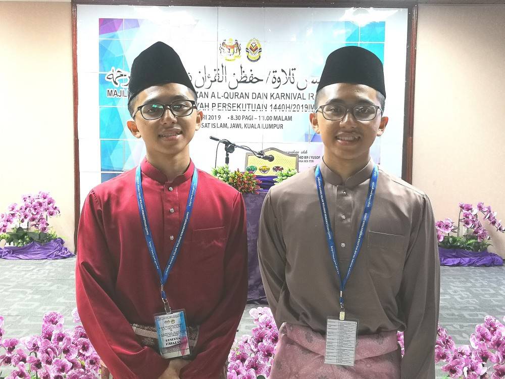 Muhammad Fahmi (kiri) dan Muhammad Fahri menjadi tumpuan menyertai majlis hafazan. 