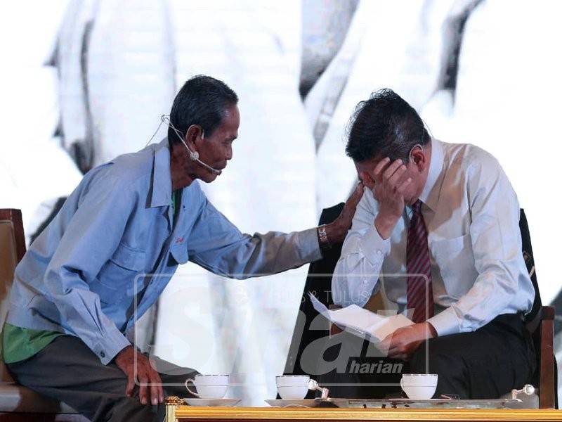 Wakil petani dari Pertubuhan Peladang, kawasan Sungai Besar, Ibas (kiri) menenangkan Salahuddin yang menitiskan air mata ketika membaca warkah yang disampaikan buatnya. - Foto Sinar Harian/ Asril Aswandi Shukor
