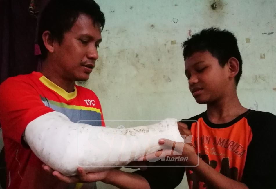 Mohd Fakro bersama anak lelakinya Mohd Arif Aiman, 12