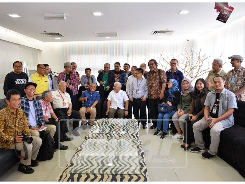 Asro (duduk, lima dari kiri) bersama pengamal media dari Iswami Indonesi bergambar dengan Hussamuddin (duduk, enam dari kiri) di Karangkraf selepas sesi lawatan, hari ini. - Foto Sinar Harian/Mohd Izwan Zainal