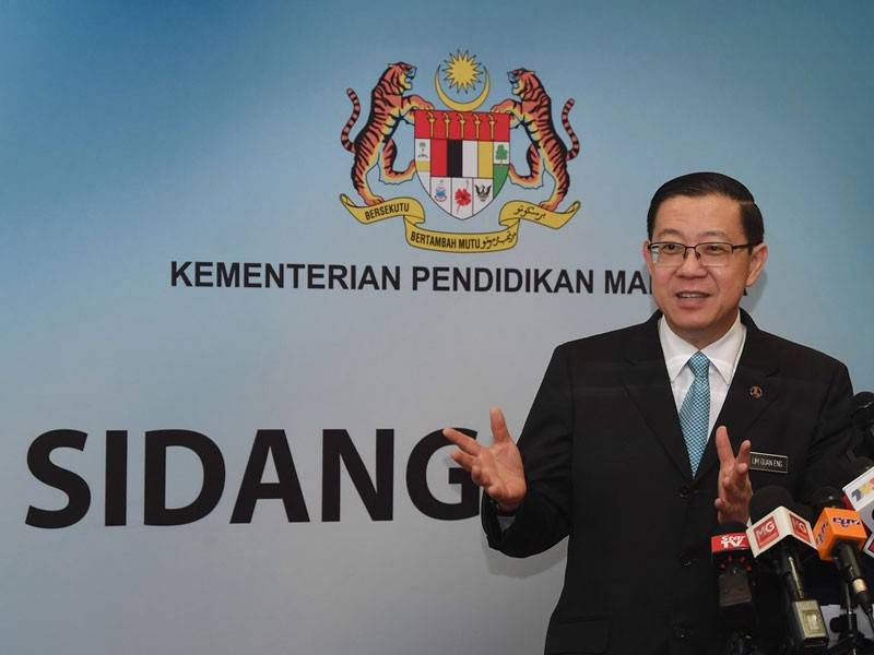 Menteri Kewangan Lim Guan Eng semasa sesi sidang media pada majlis Penyerahan Peruntukan Tambahan Bagi Sekolah Agama Rakyat dan Sekolah Agama Persendirian di Kementerian Pendidikan hari ini. - Foto Bernama