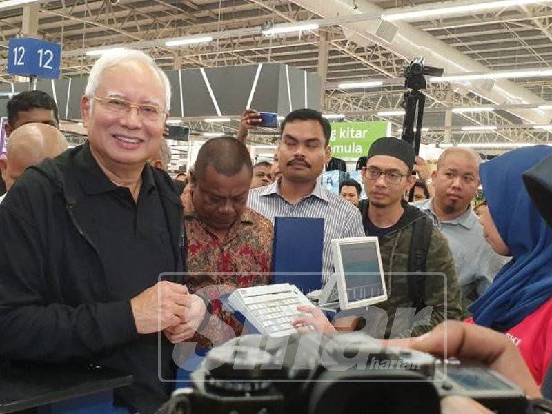 Najib sewaktu turun meninjau di sebuah pusat membeli-belah di Semenyih.