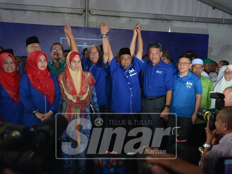 Zakaria Hanafi diumumkan oleh Timbalan Presiden UMNO, Datuk Seri Mohamad Hasan sebagai Calon BN PRK Semenyih, hari ini. - Foto Sinar Harian/Sharifudin Abdul Rahim 