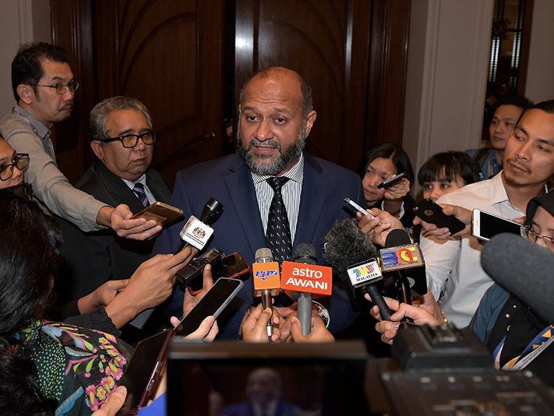 Menteri Komunikasi dan Multimedia Gobind Singh Deo (tengah) ketika ditemui pemberita pada Majlis Perasmian Kuala Lumpur Digital Content Anti-Piracy Summit hari ini. - Foto Bernama