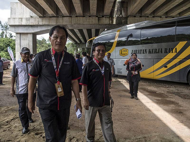 Menteri Kerja Raya Baru Bian bersama timbalanya Mohd Anuar Mohd Tahir ketika hadir bagi melihat Projek Jambatan Sungai Yu (Jambatan Eco Viaduct) sempena Siri Jelajah FTRoadpedia Kementerian Kerja Raya Zon Timur 2.0 hari ini. - Foto Bernama