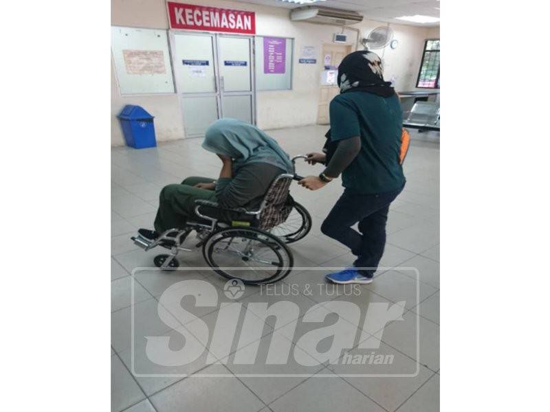 Salah seorang anggota penguat kuasa AADK yang cedera dibawa ke hospital untuk rawatan lanjut.