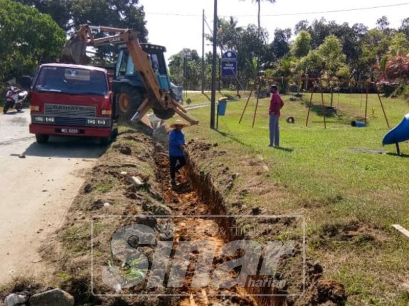 Kerja-kerja membuat longkang baharu sedang giat dilaksanakan. 