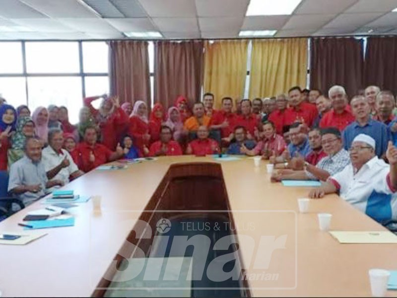 Mohd Youzaimi (tengah) bersama ketua UMNO cawangan dalam bahagian Mersing. 