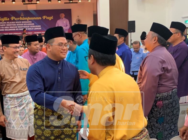 Aminudin beramah mesra dengan penjawat awam Daerah Hulu Langat sempena Program Jelajah Maju Bersama Menteri Besar Selangor & Ahli Majlis Mesyuarat Kerajaan Negeri Selangor Ke Daerah Hulu Langat hari ini.